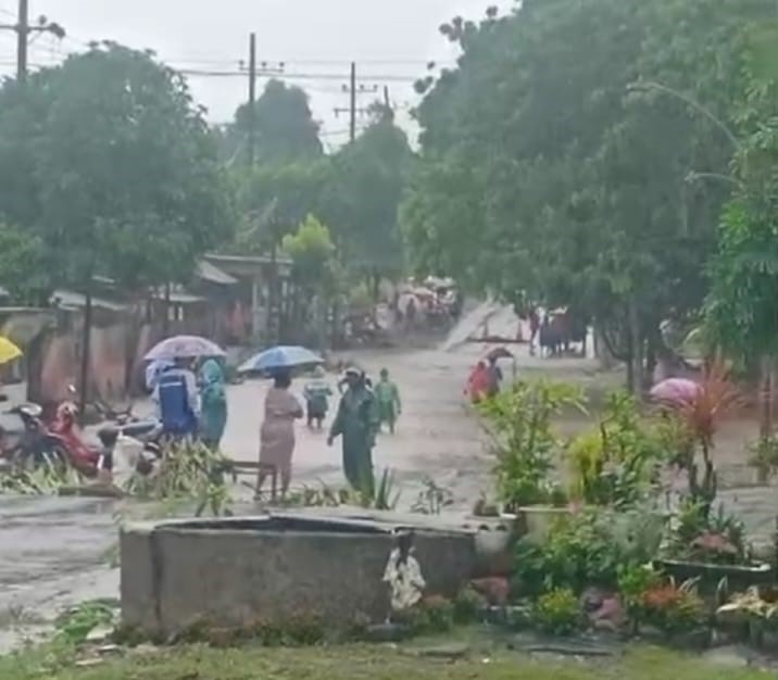 Akses Jalan Menuju Purwoharjo Lumpuh Di Karenakan Banjir