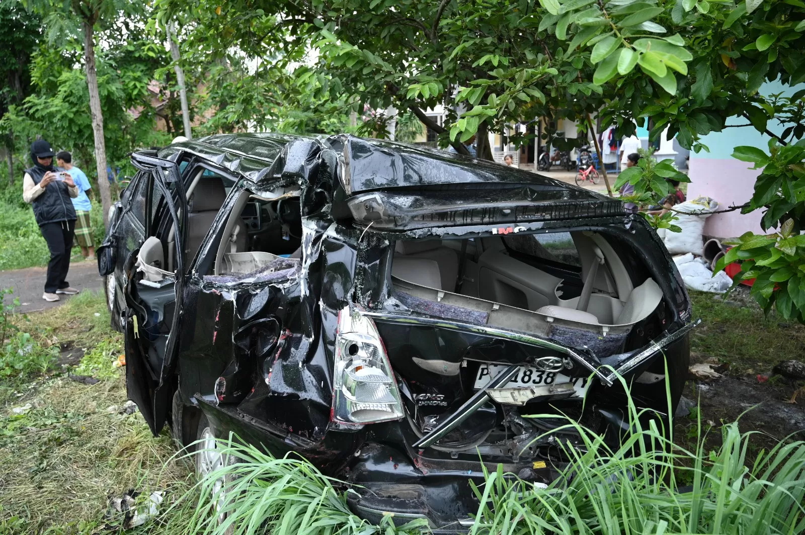 Kecelakaan Di Rel Kereta Api Kalipuro Menimpa Mobil Innova