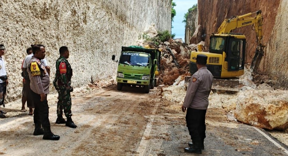 Tebing Tanah Barak Longsor, Jalan ke Pantai Pandawa Tertutup