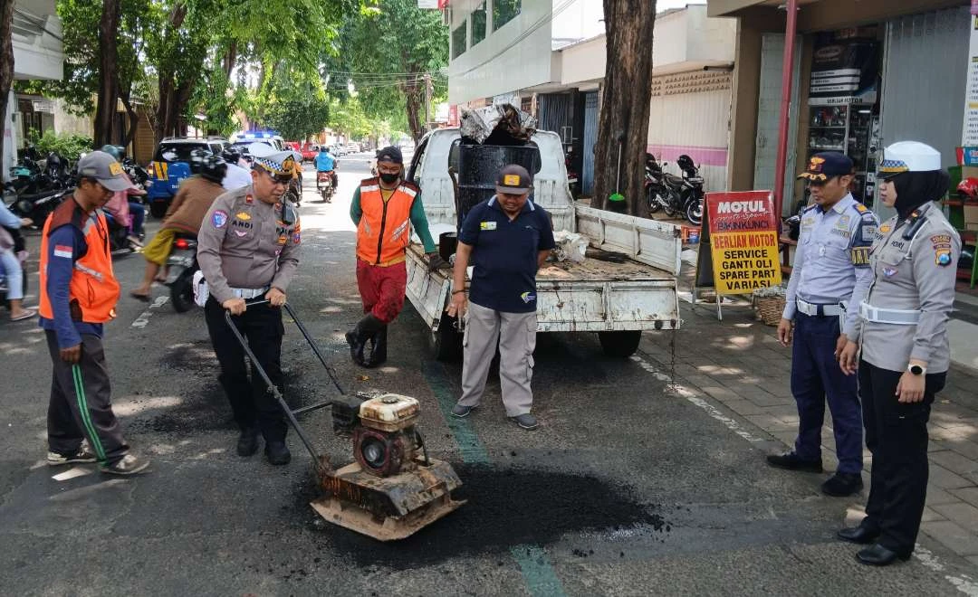 Pencari Jalan Rusak Polresta Banyuwangi Bersama Dinas Terkait Lakukan Perbaikan
