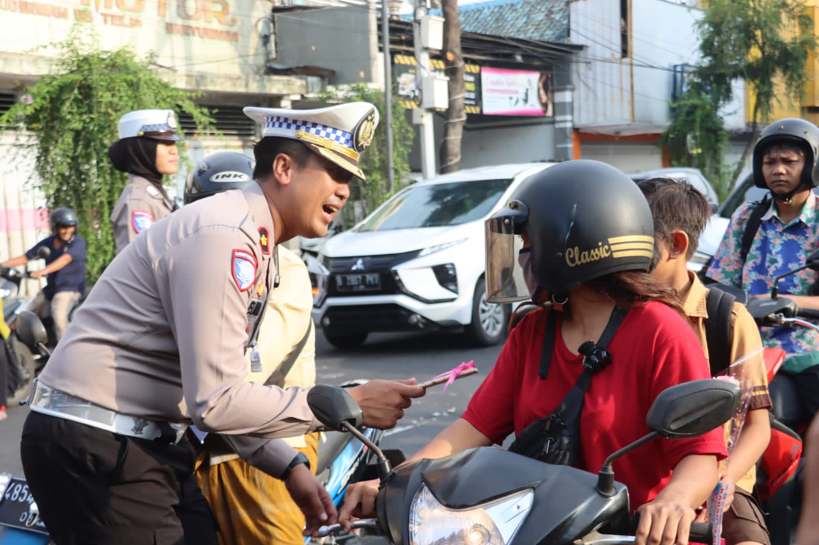 Polresta Banyuwangi Bagi Cokelat dan Helm ke Pengendara Motor