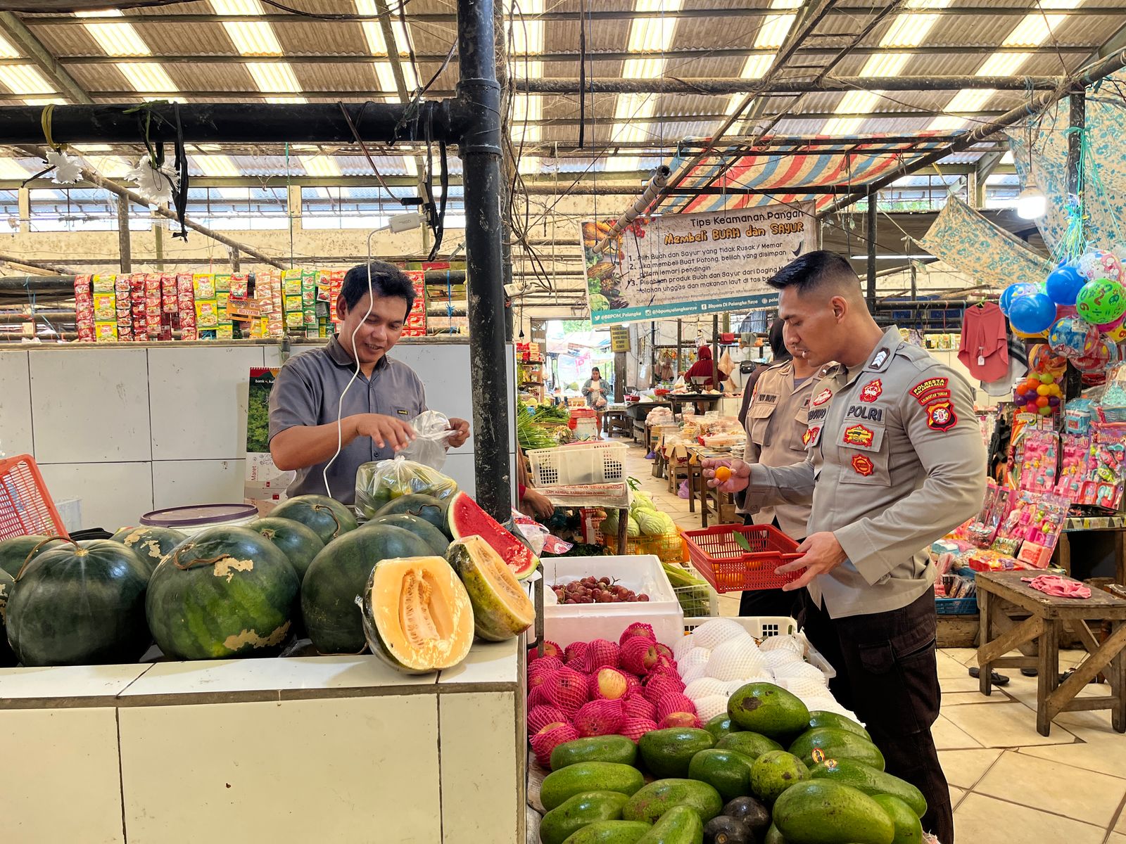 Jelang Lebaran, Polsek Bukit Batu Patroli ke Pasar Rakyat Tangkiling