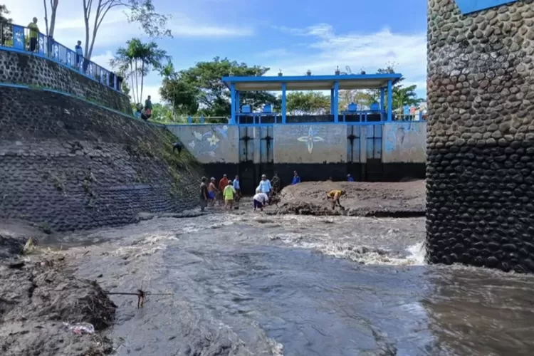 Pemkab Banyuwangi Optimalkan Program Gelontor Saluran Irigasi Untuk Hadapi Musim Kemarau Demi Jaga Produksi Pangan