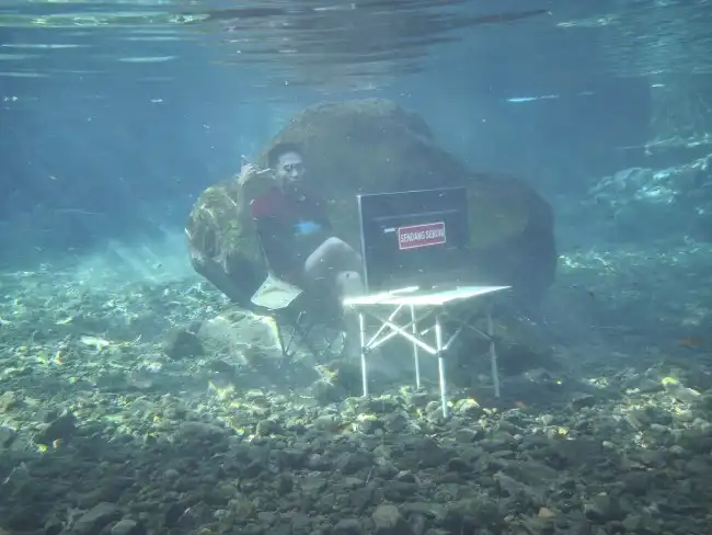 Ada Yang Baru Di Banyuwangi, Spot Foto Bawah Air Tawar Hadir di Sendang Seruni