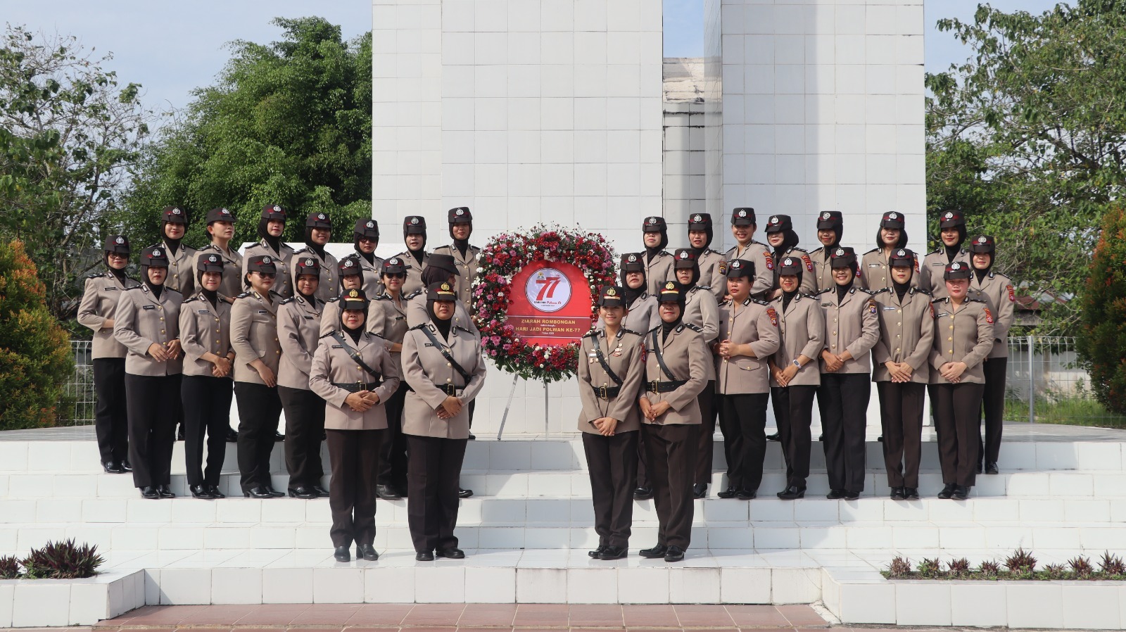 Peringati Hari Jadi Polwan ke-77, Polwan Polresta Palangka Raya Ziarah ke TMP Sanaman Lampang