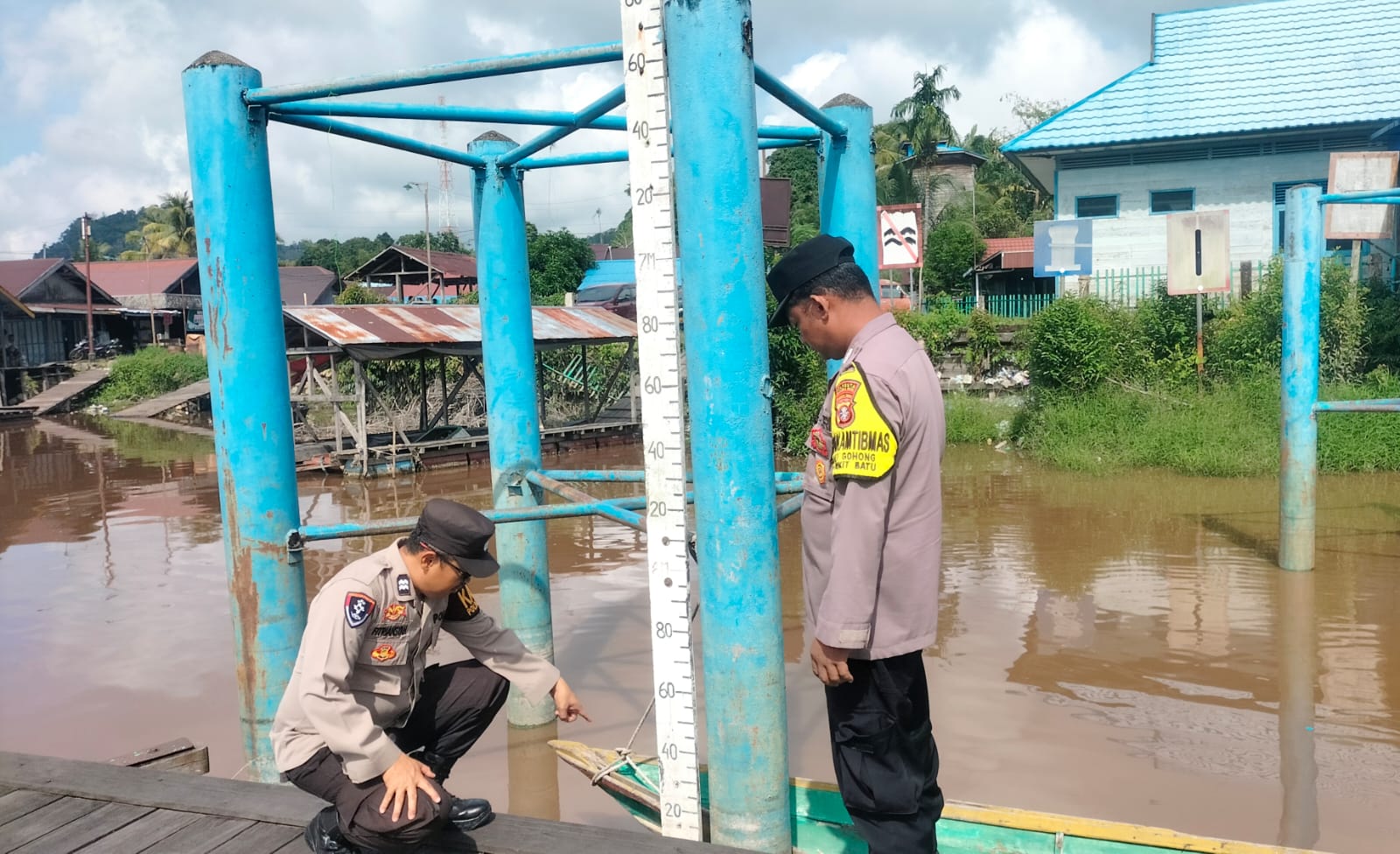 Antisipasi Banjir, Polsek Bukit Batu Rutin Pantau Debit Air Sungai Rungan