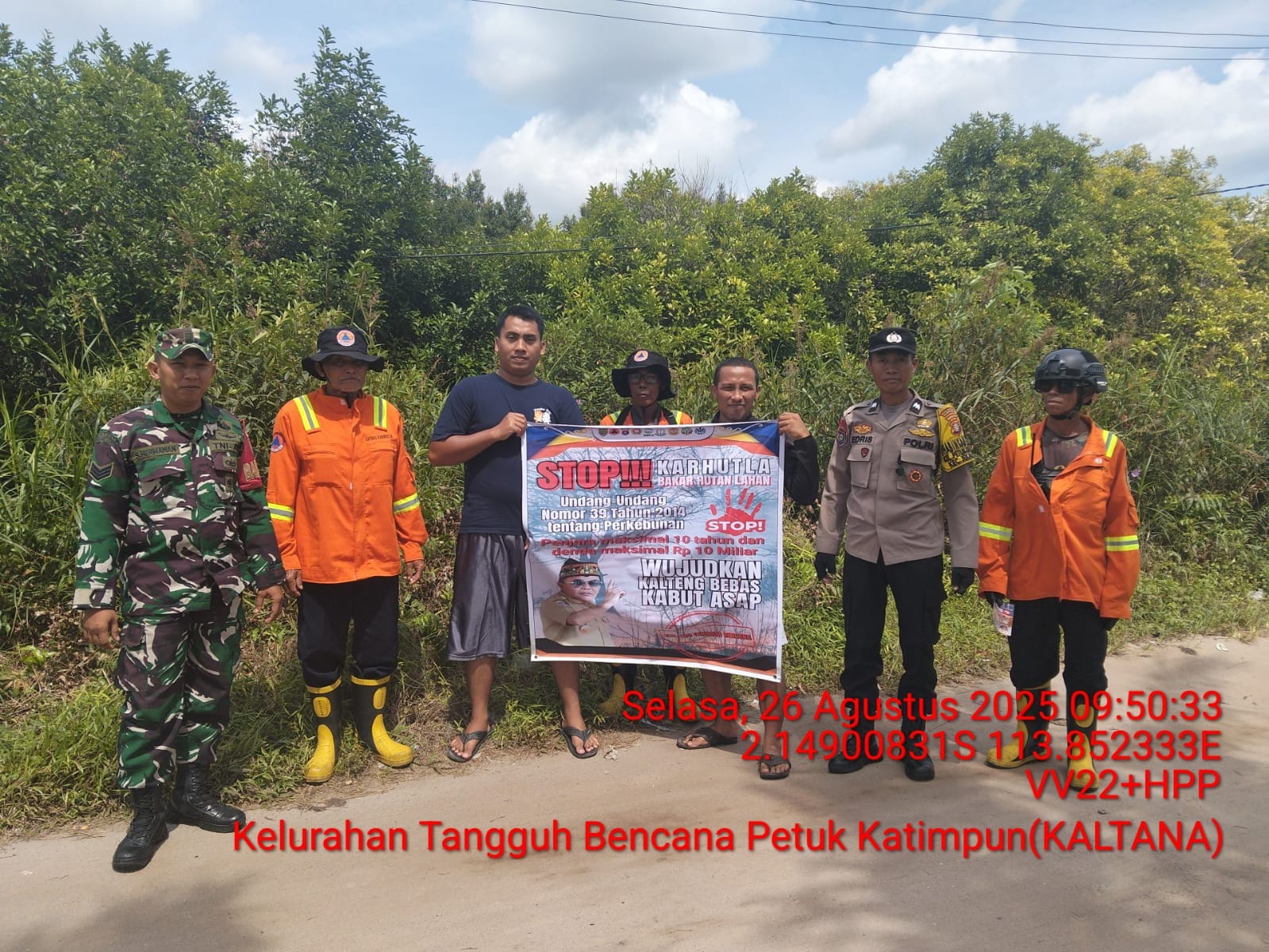 Gerakan Cegah Karhutla, Bhabinkamtibmas Petuk Katimpun Lakukan Patroli bersama KALTANA dan Babinsa