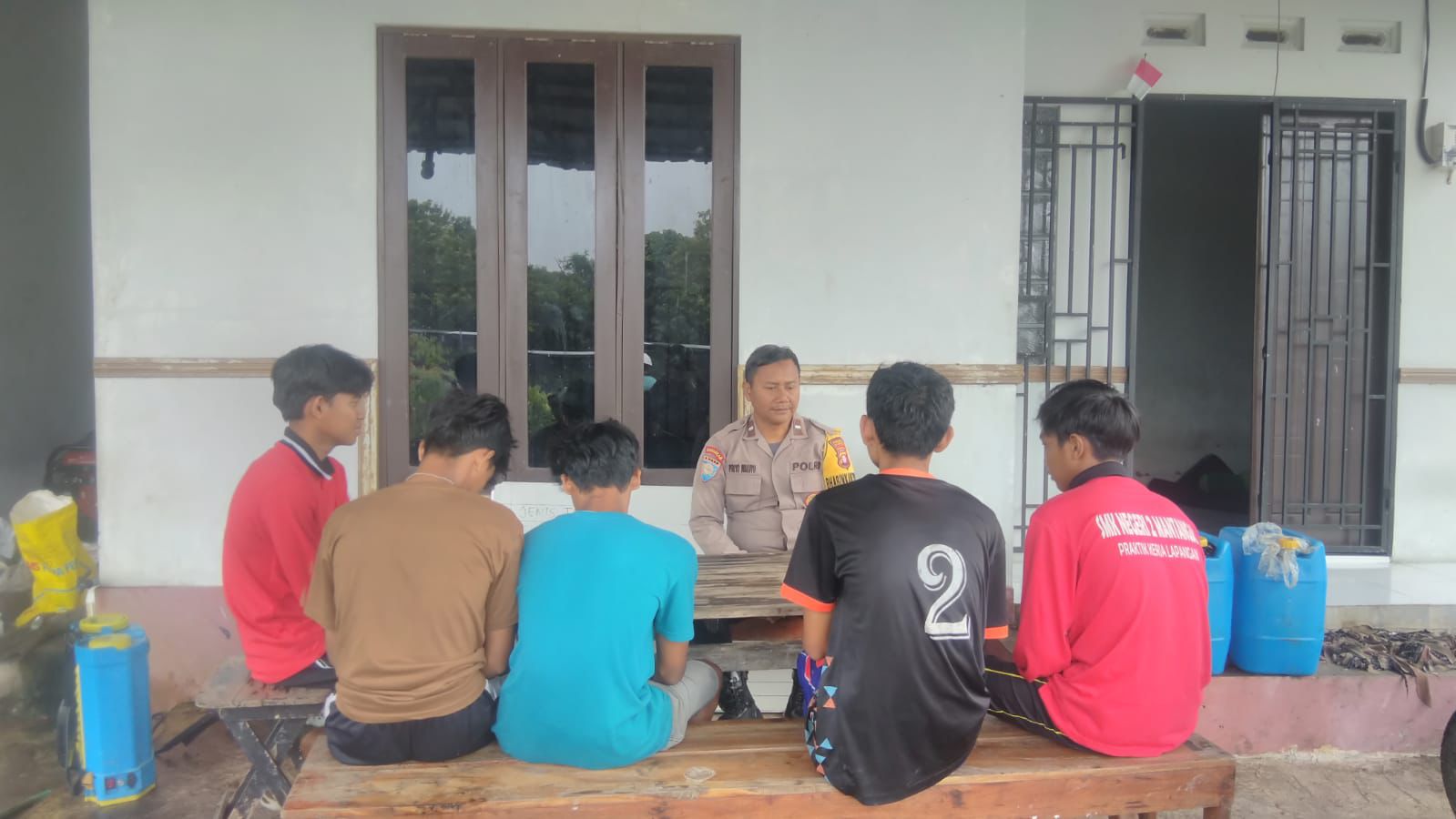 Bhabinkamtibmas Polsek Bukit Batu Sosialisasi Bahaya Judi Online kepada Remaja di Kelurahan Marang