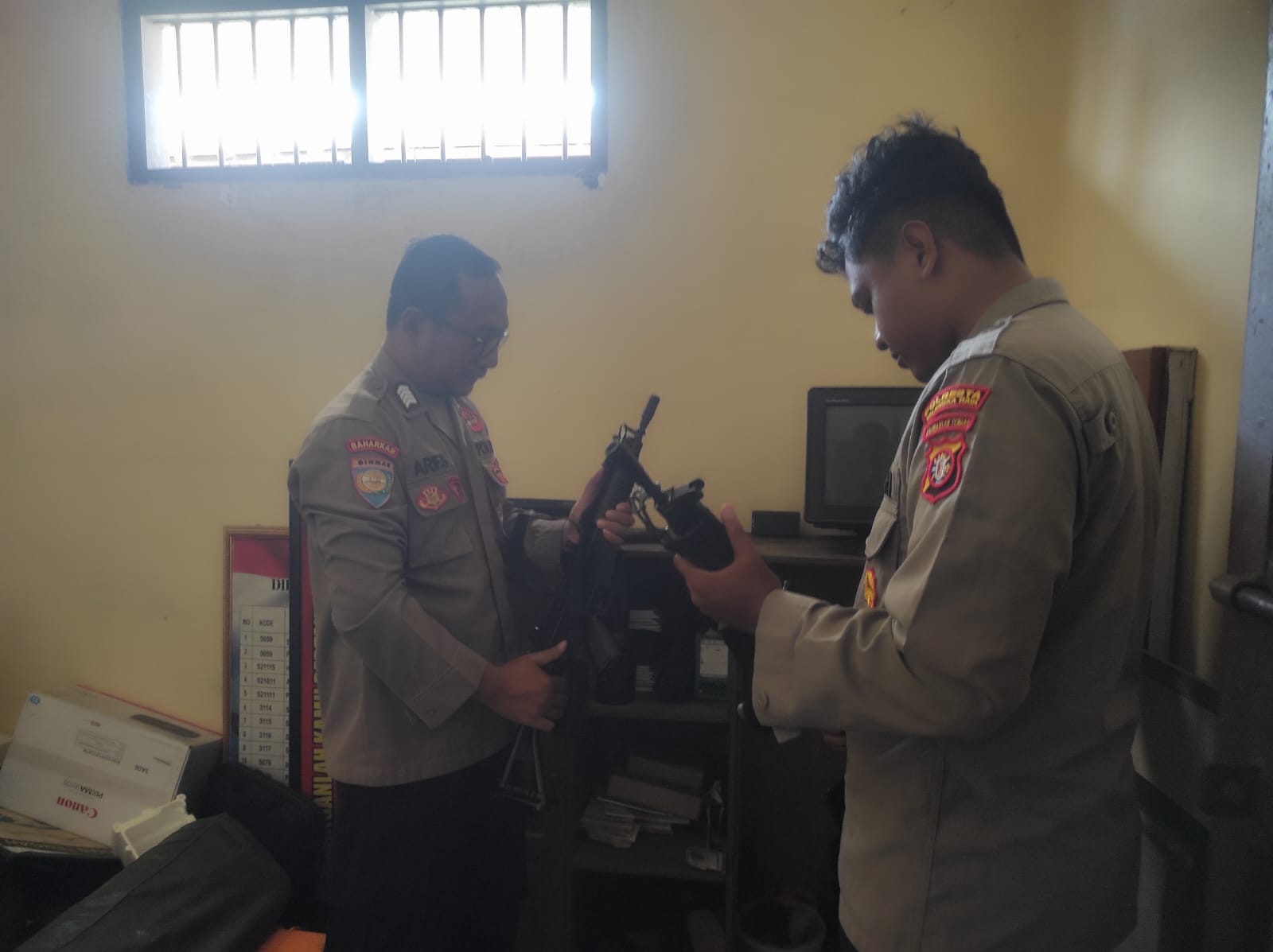 Jelang Dinas, Polsek Bukit Batu Periksa Alat Inventaris Penjagaan