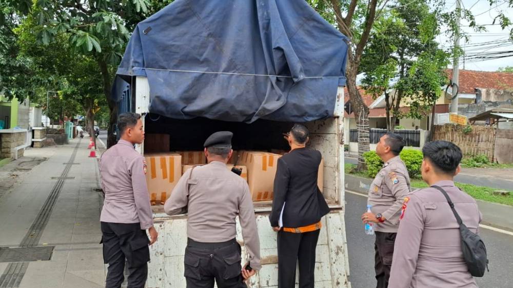 Polresta Banyuwangi Gagalkan Truk Pengangkut Ribuan Botol Arak Ilegal